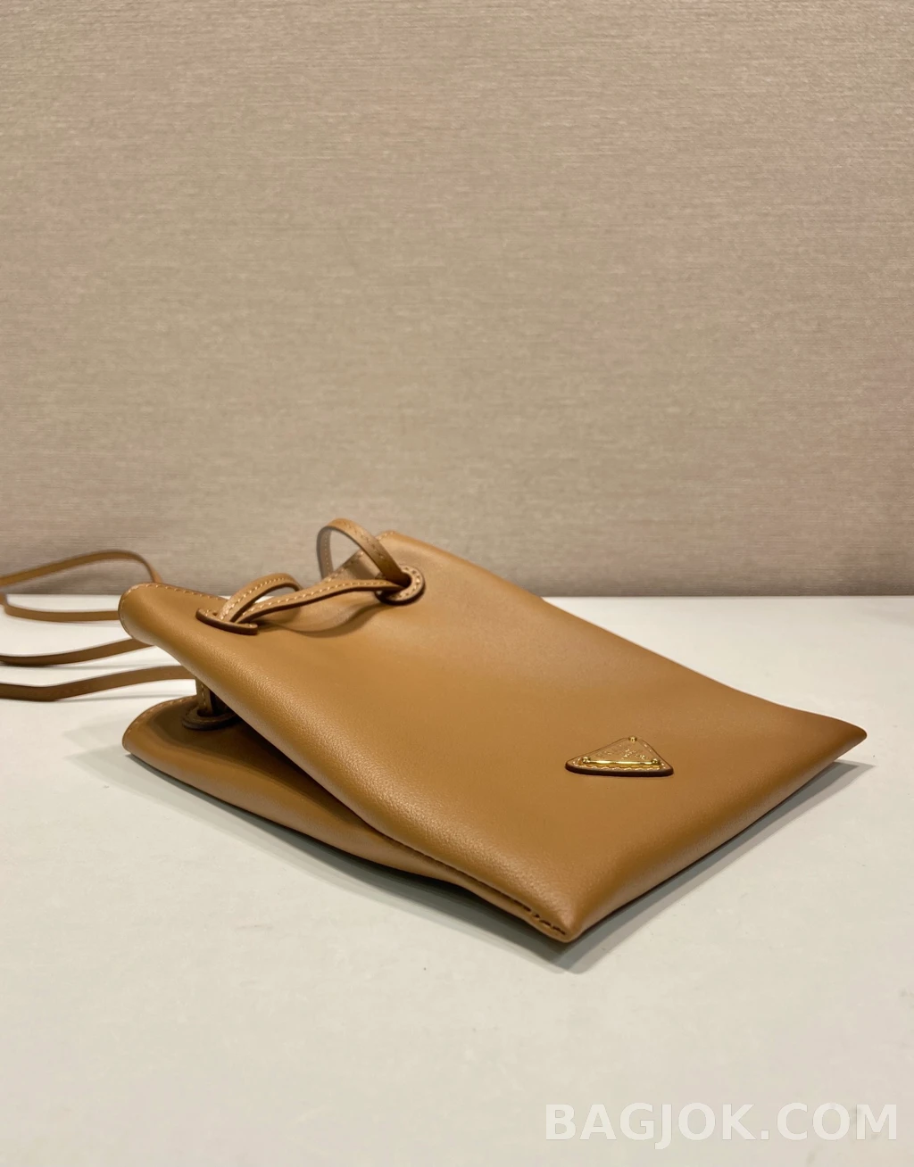 프라다 Prada 미니 드로스트링 크로스백 상세 이미지