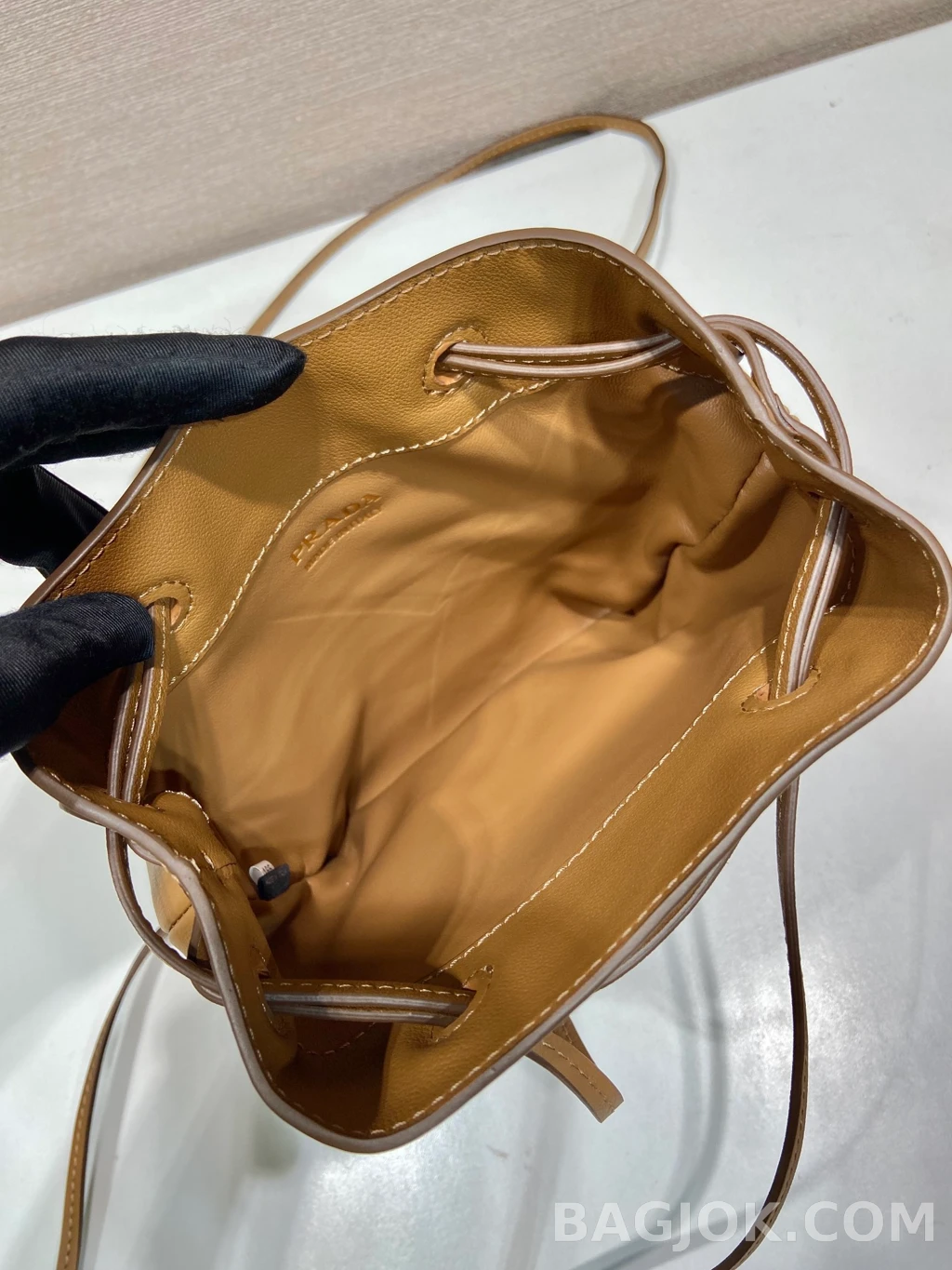 프라다 Prada 미니 드로스트링 크로스백 상세 이미지