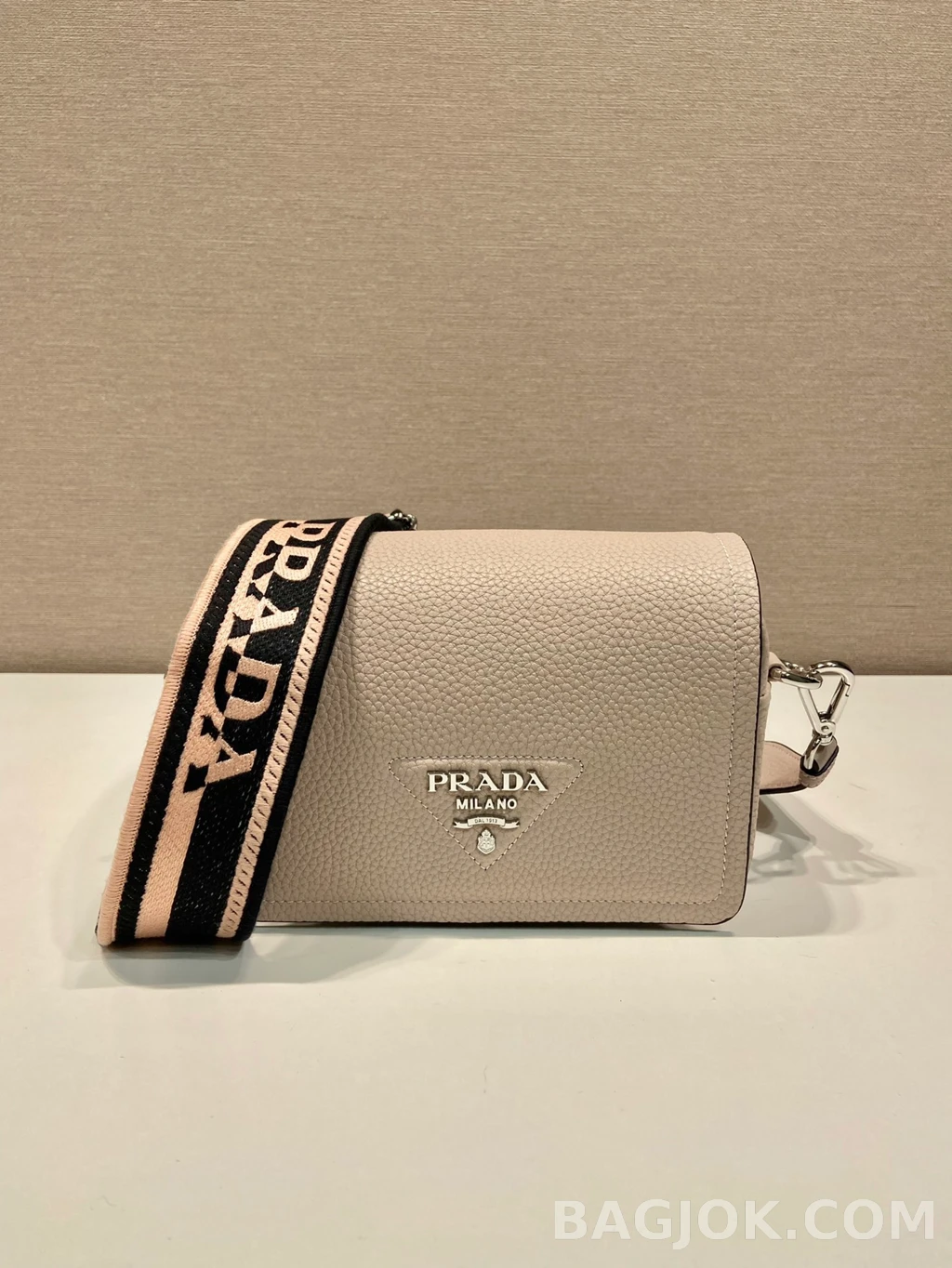 프라다 Prada 디어 그레인 레더 더블 스트랩 상세 이미지