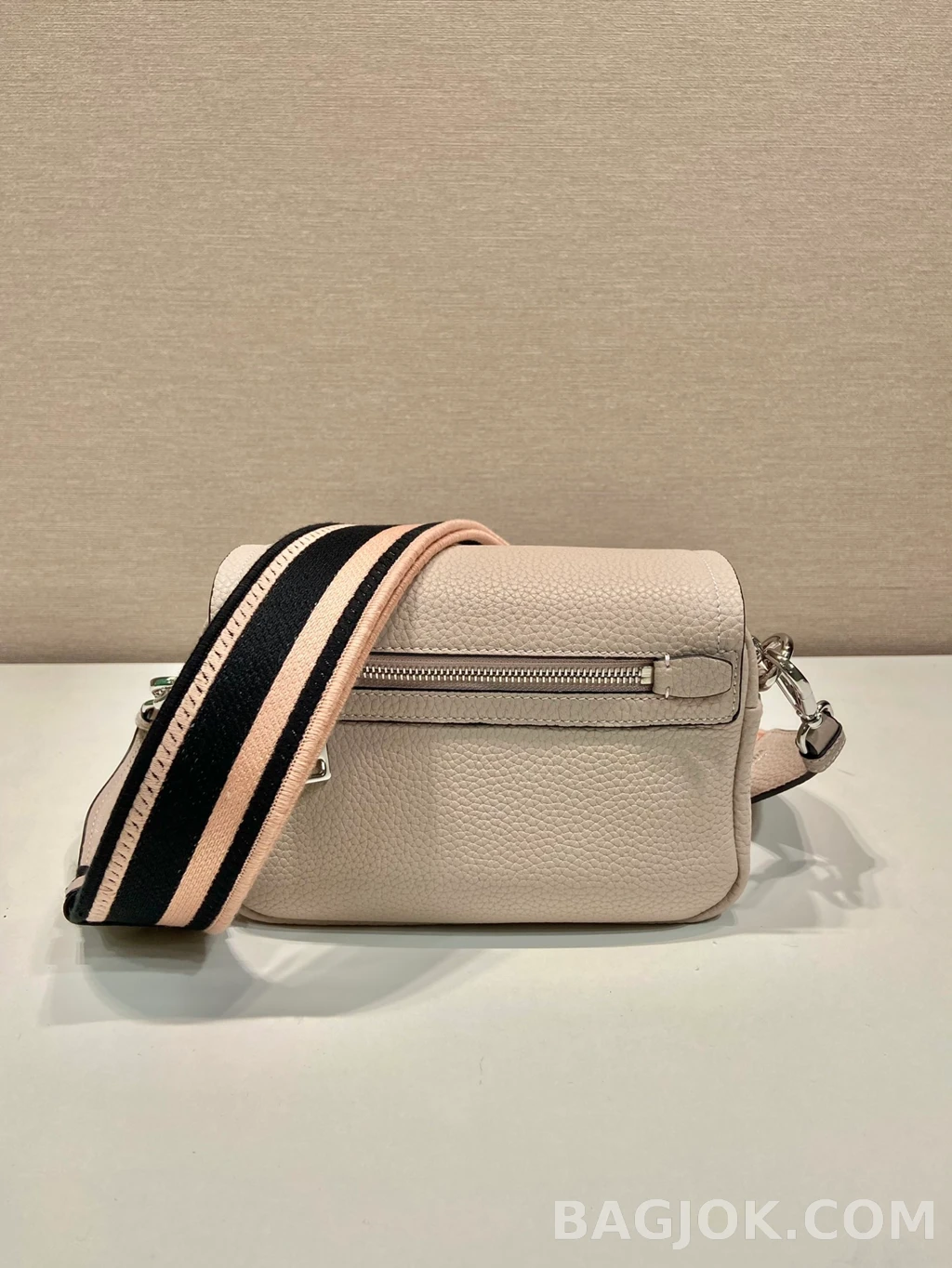 프라다 Prada 디어 그레인 레더 더블 스트랩 상세 이미지