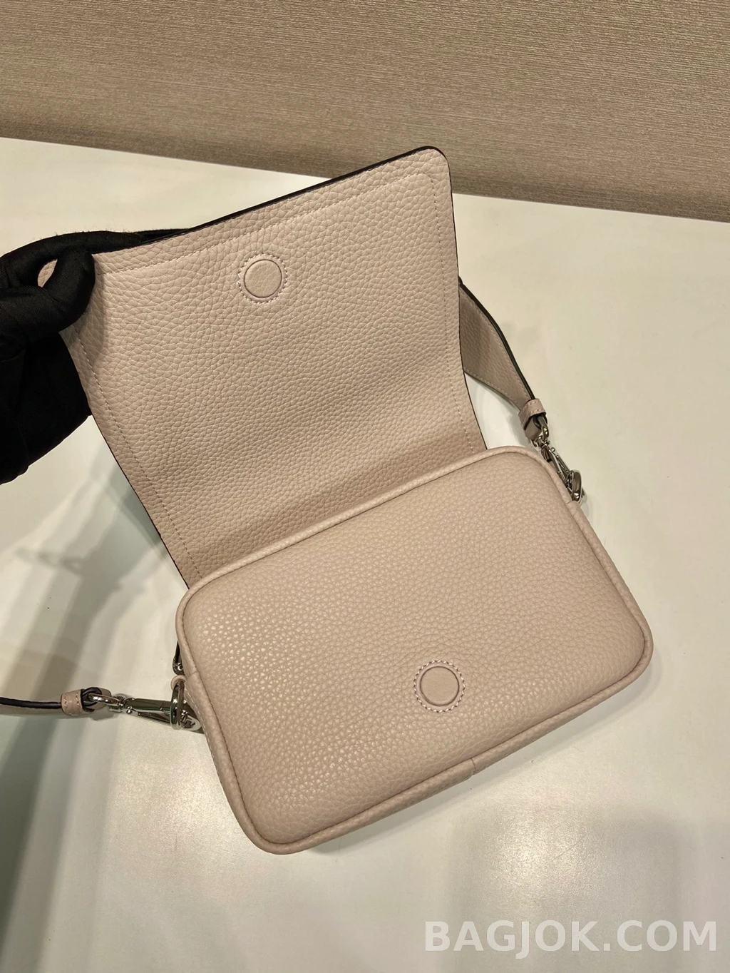 프라다 Prada 디어 그레인 레더 더블 스트랩 상세 이미지