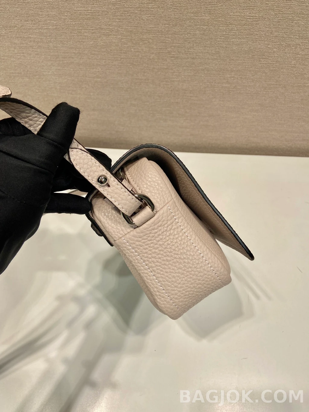 프라다 Prada 디어 그레인 레더 더블 스트랩 상세 이미지
