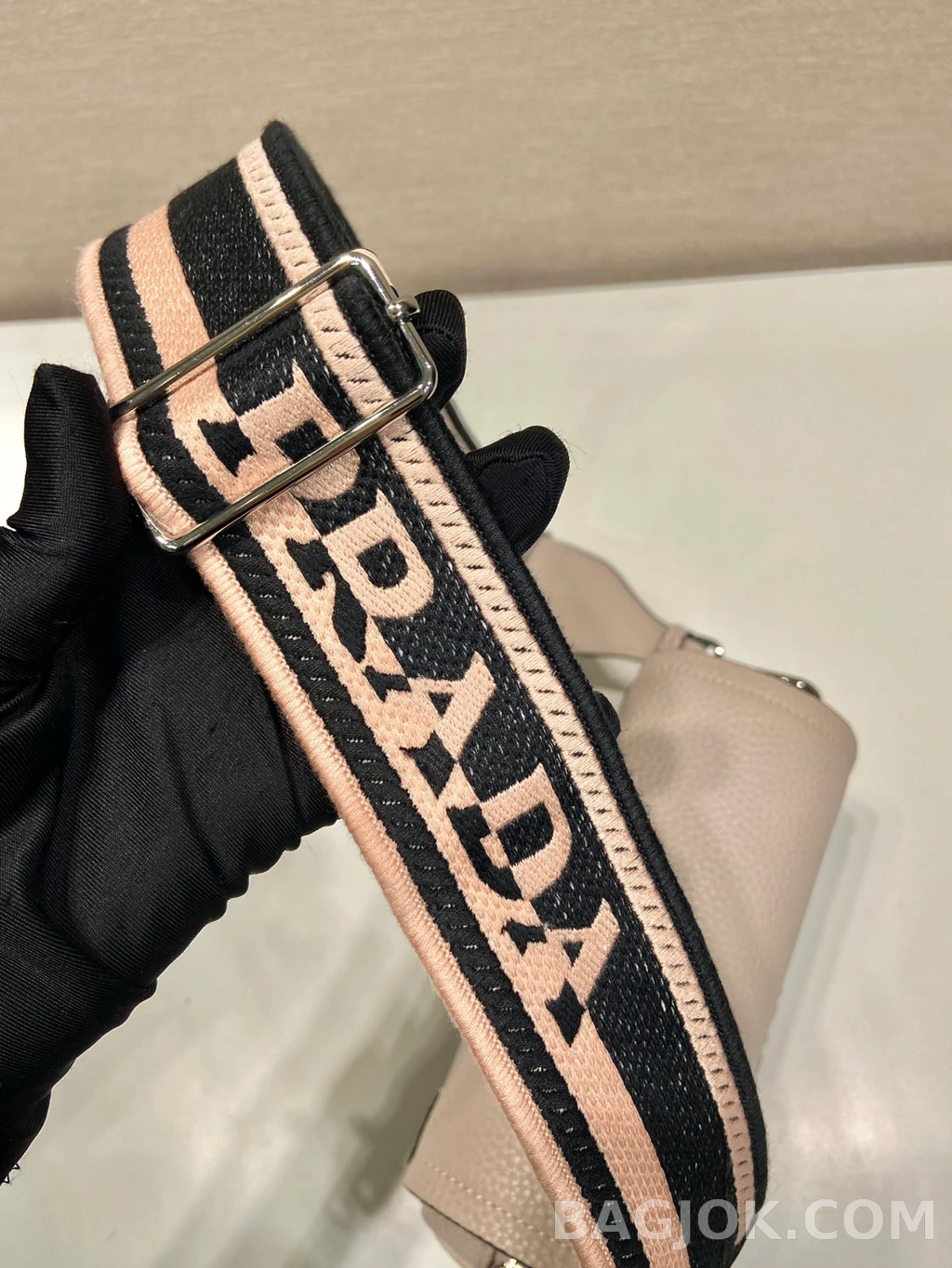 프라다 Prada 디어 그레인 레더 더블 스트랩 상세 이미지