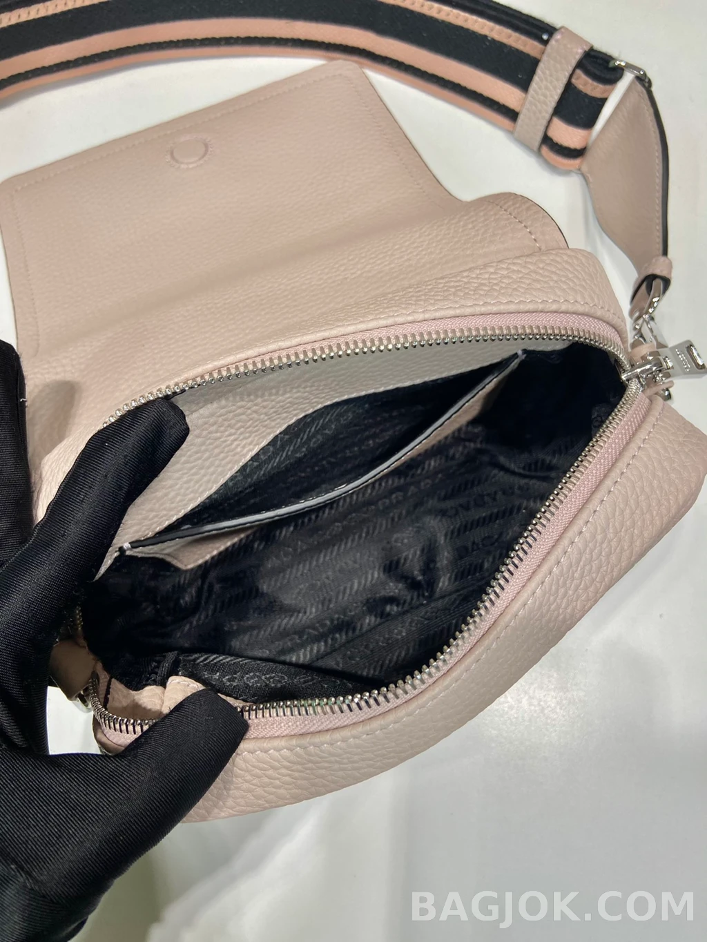 프라다 Prada 디어 그레인 레더 더블 스트랩 상세 이미지