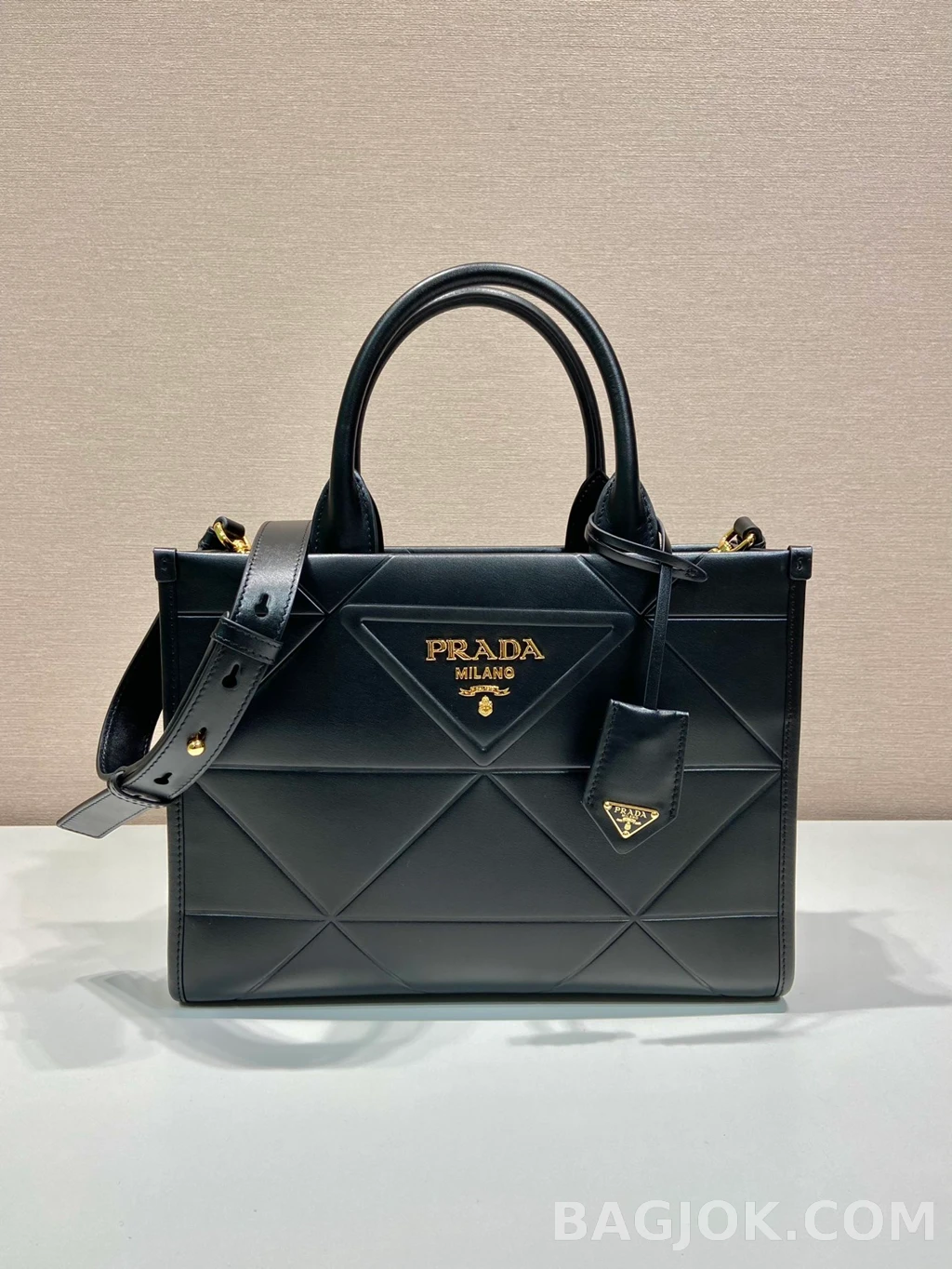 프라다 Prada 트라이앵글 퀄팅 레더 토트백 상세 이미지