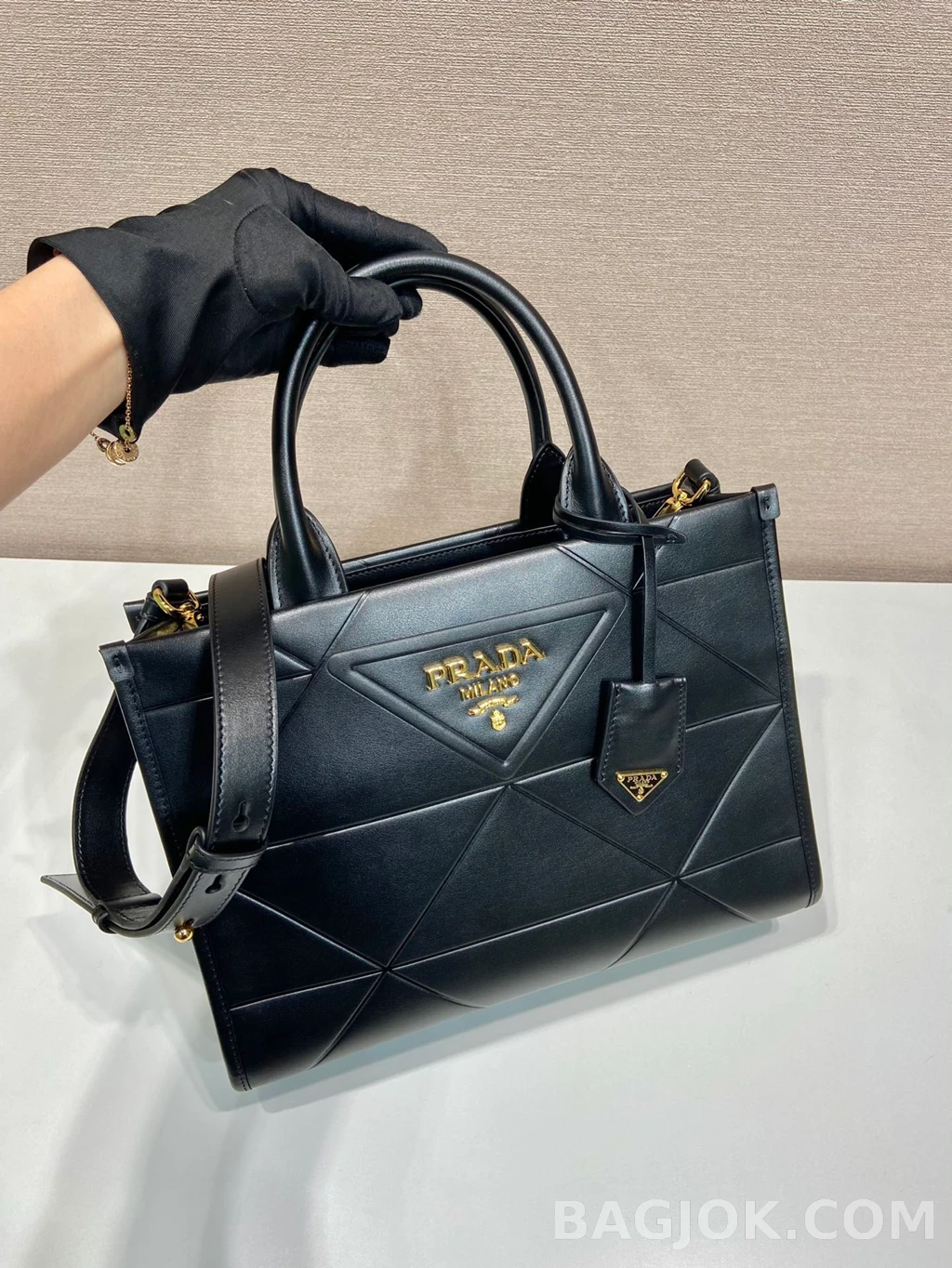 프라다 Prada 트라이앵글 퀄팅 레더 토트백 상세 이미지