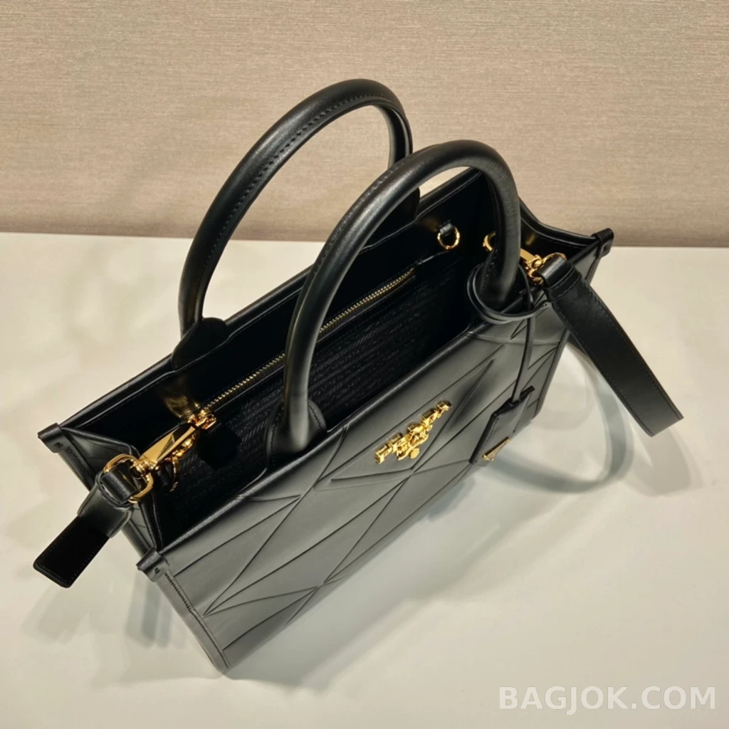프라다 Prada 트라이앵글 퀄팅 레더 토트백 상세 이미지