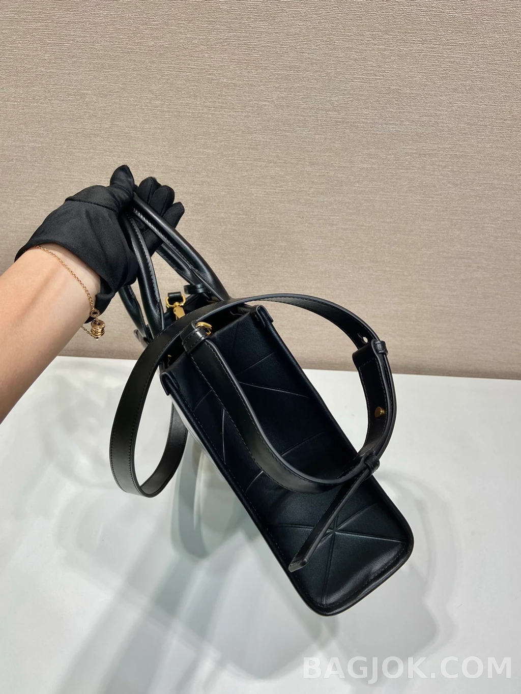 프라다 Prada 트라이앵글 퀄팅 레더 토트백 상세 이미지