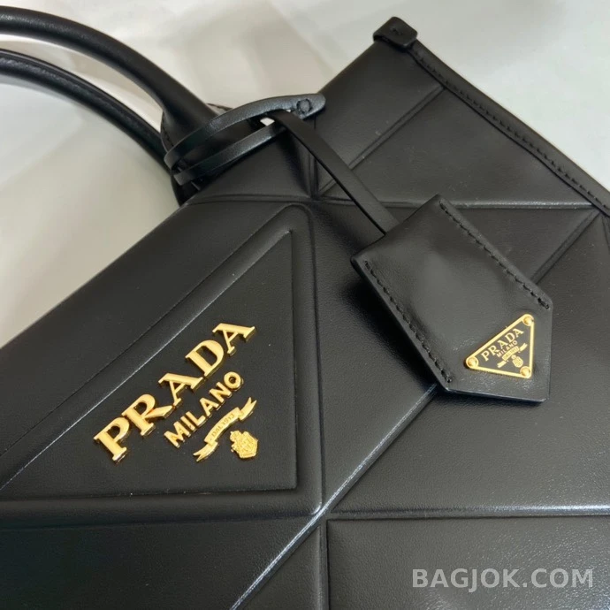 프라다 Prada 트라이앵글 퀄팅 레더 토트백 상세 이미지