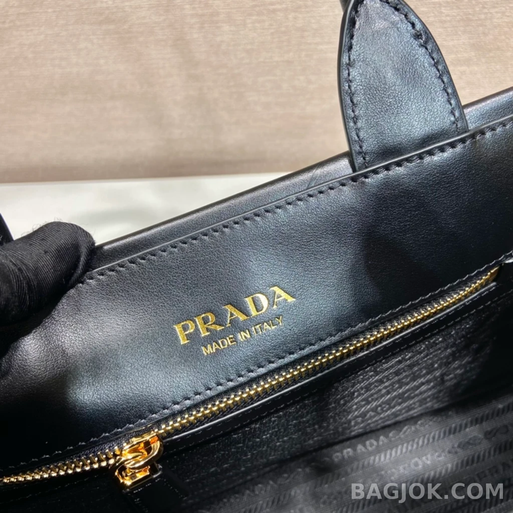 프라다 Prada 트라이앵글 퀄팅 레더 토트백 상세 이미지
