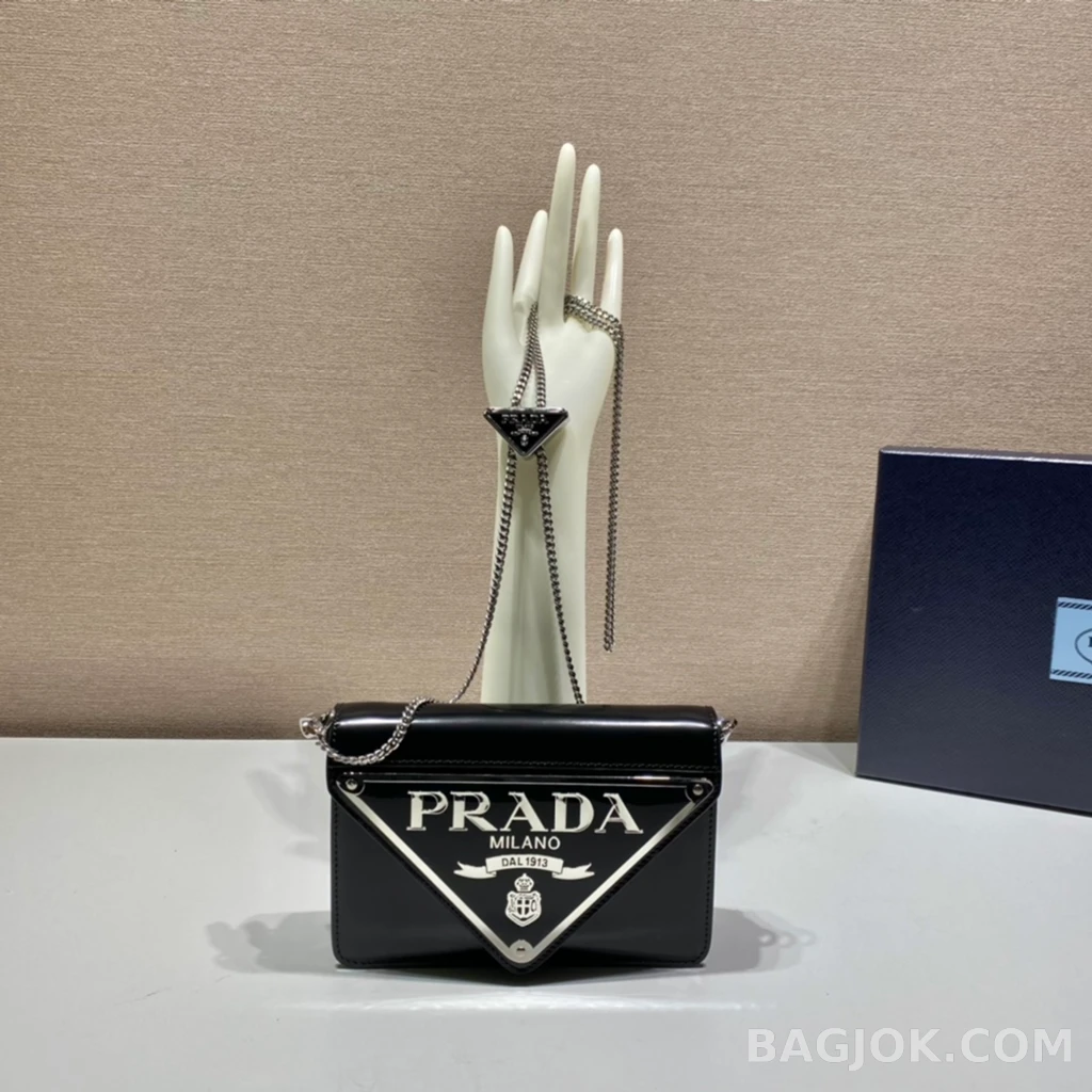 프라다 Prada 빅 트라이앵글 플랩 체인 숄더백 상세 이미지