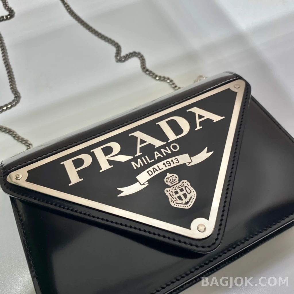 프라다 Prada 빅 트라이앵글 플랩 체인 숄더백 상세 이미지