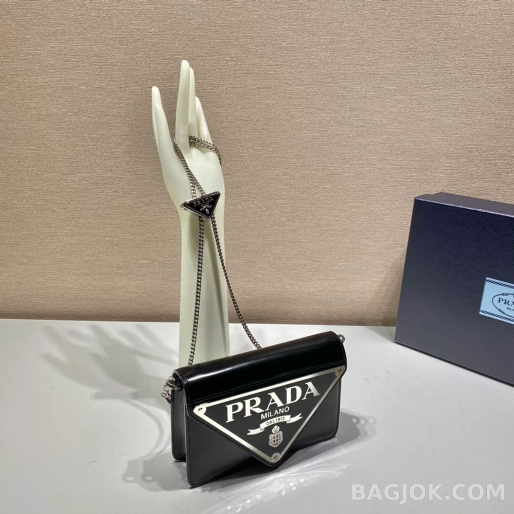 프라다 Prada 빅 트라이앵글 플랩 체인 숄더백 상세 이미지
