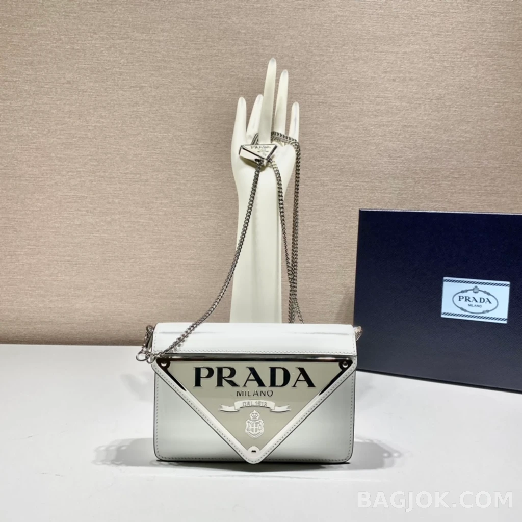 프라다 Prada 빅 트라이앵글 플랩 체인 숄더백 상세 이미지