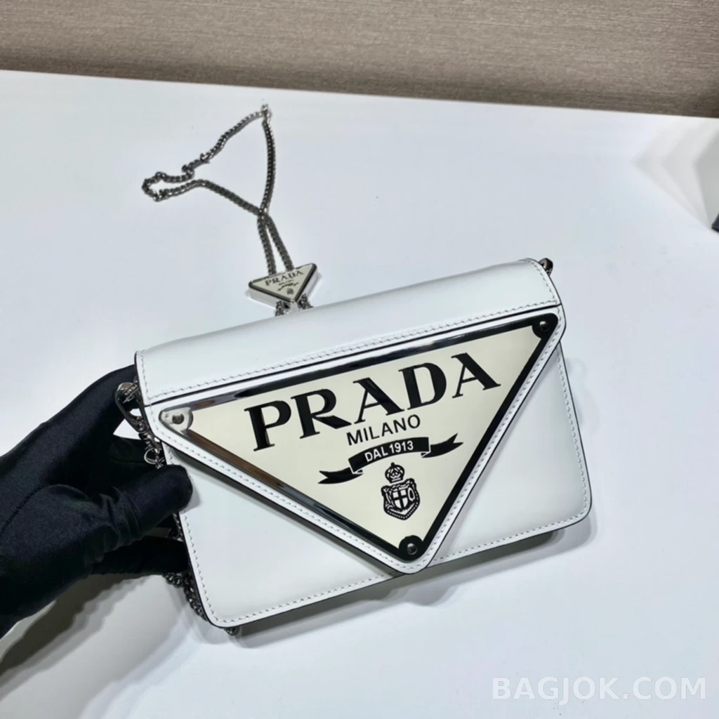 프라다 Prada 빅 트라이앵글 플랩 체인 숄더백 상세 이미지