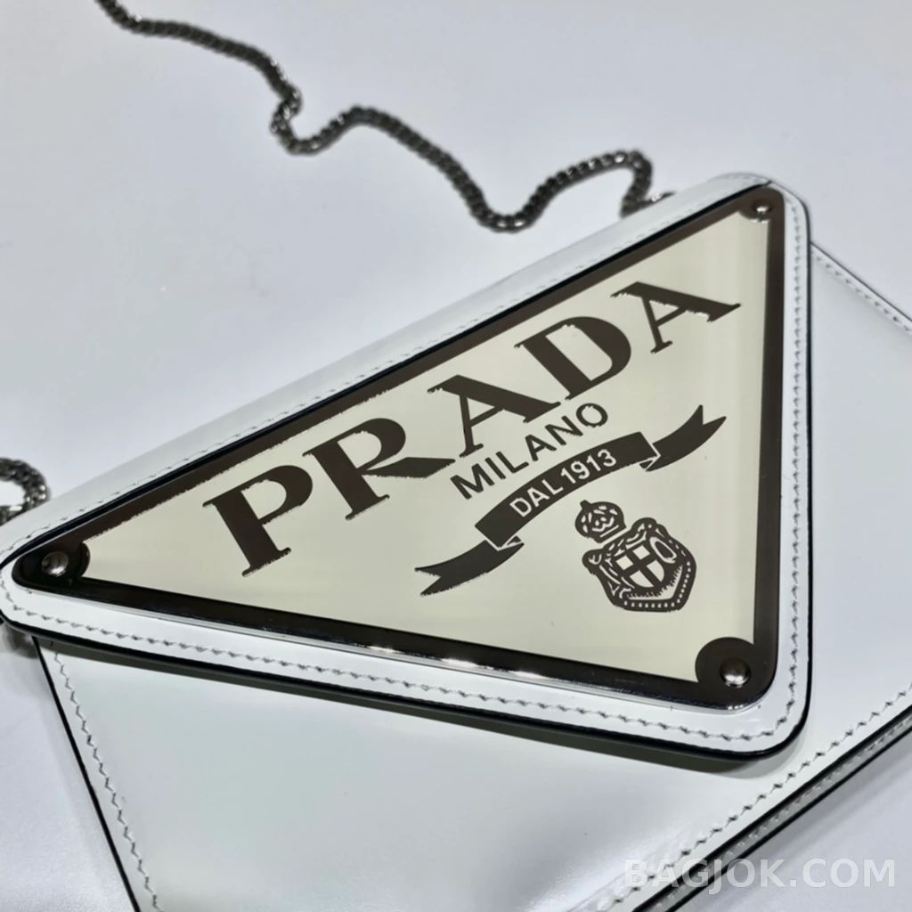 프라다 Prada 빅 트라이앵글 플랩 체인 숄더백 상세 이미지