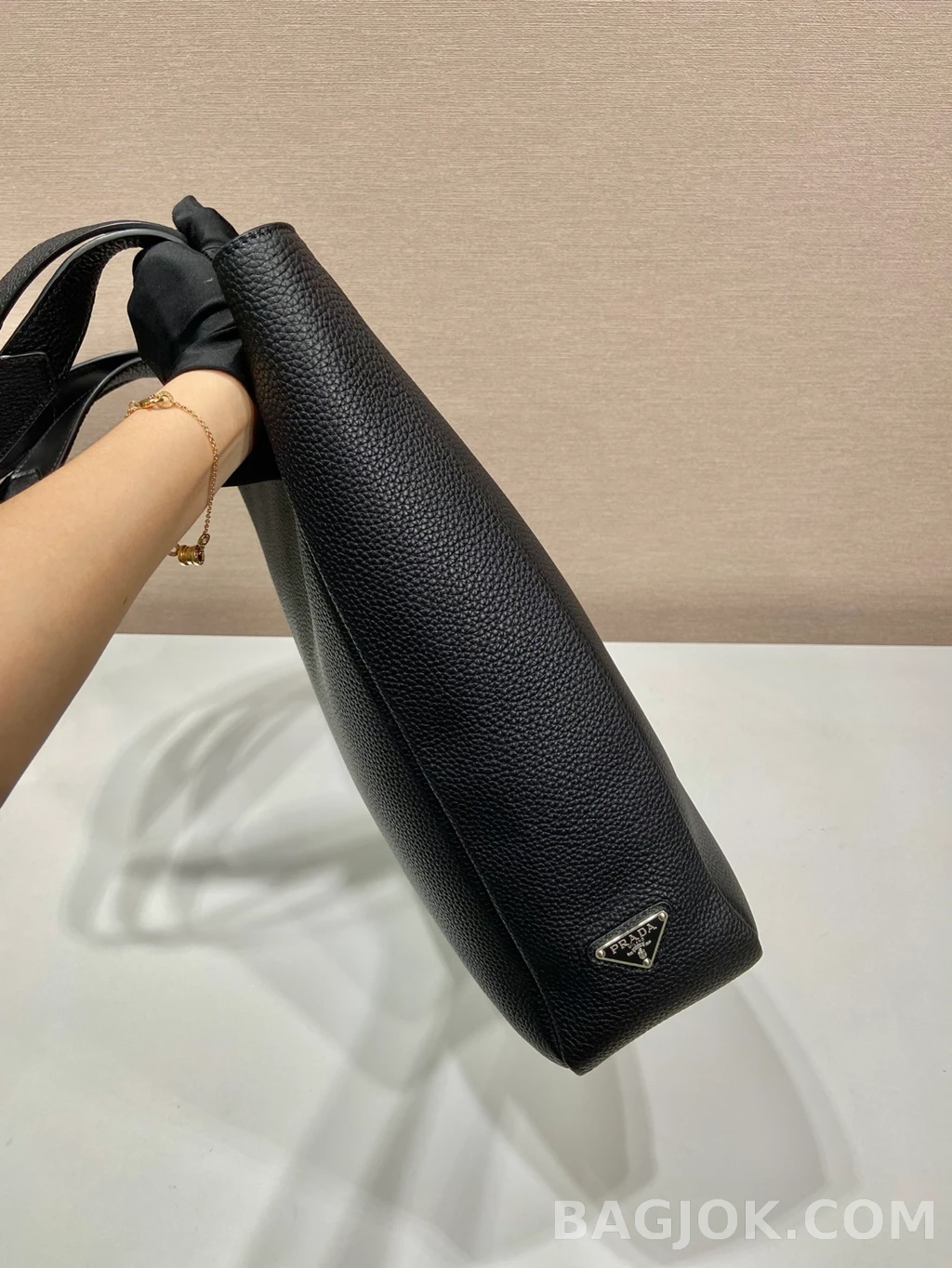프라다 Prada 레더 라지 비지니스 숄더백 상세 이미지