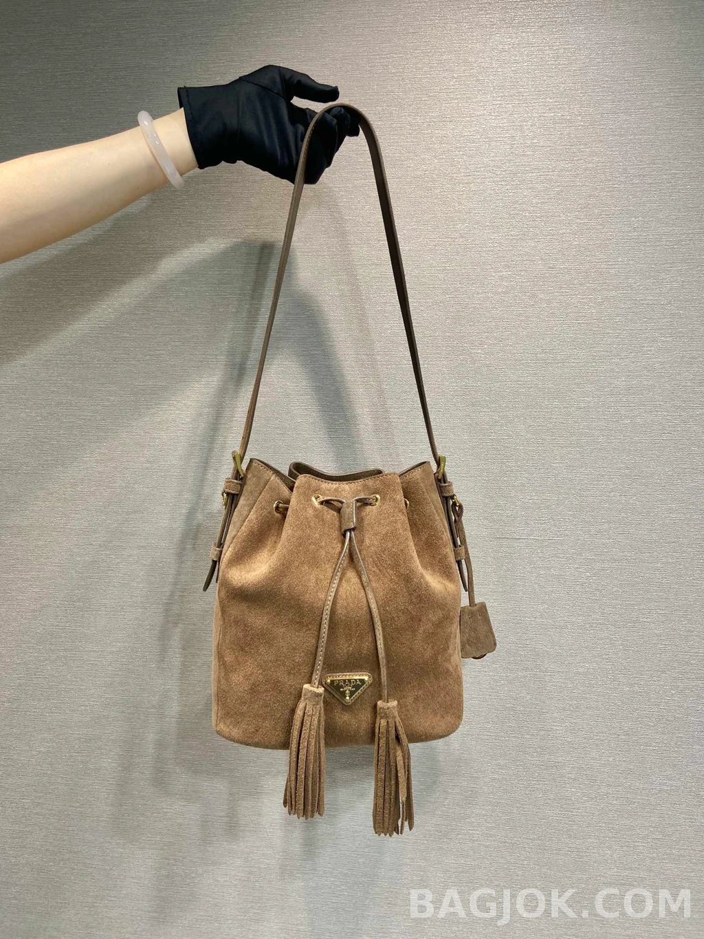 프라다 Prada 스웨이드 태슬 버킷백 상세 이미지