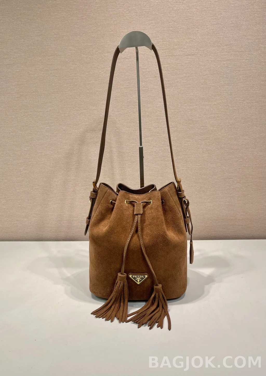 프라다 Prada 스웨이드 태슬 버킷백 상세 이미지
