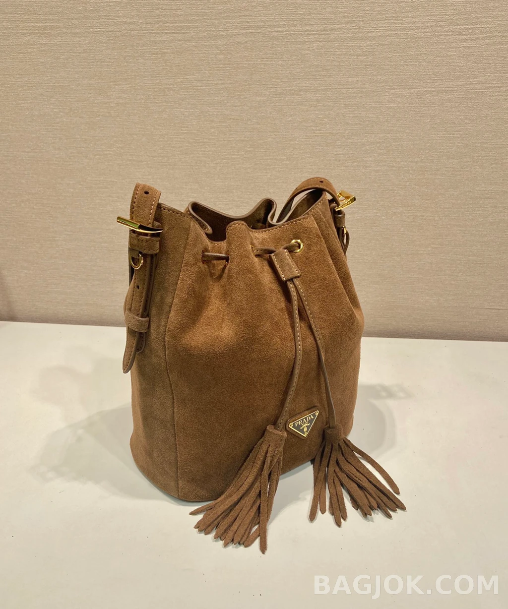 프라다 Prada 스웨이드 태슬 버킷백 상세 이미지