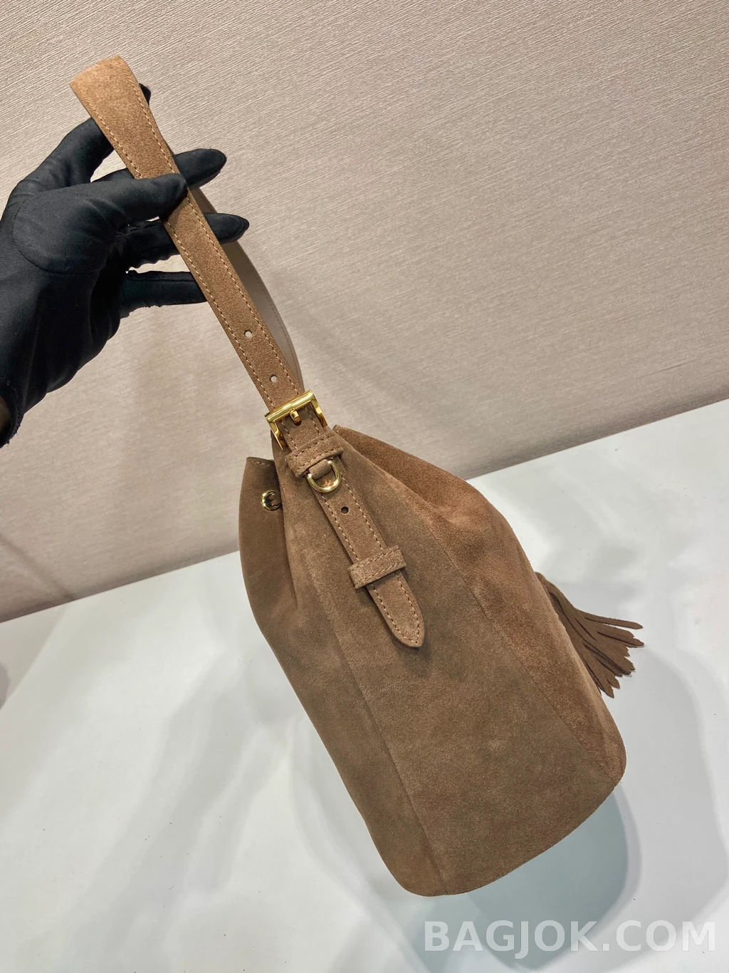 프라다 Prada 스웨이드 태슬 버킷백 상세 이미지