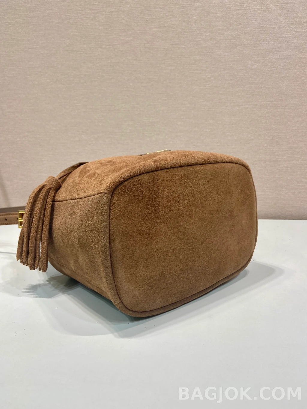 프라다 Prada 스웨이드 태슬 버킷백 상세 이미지