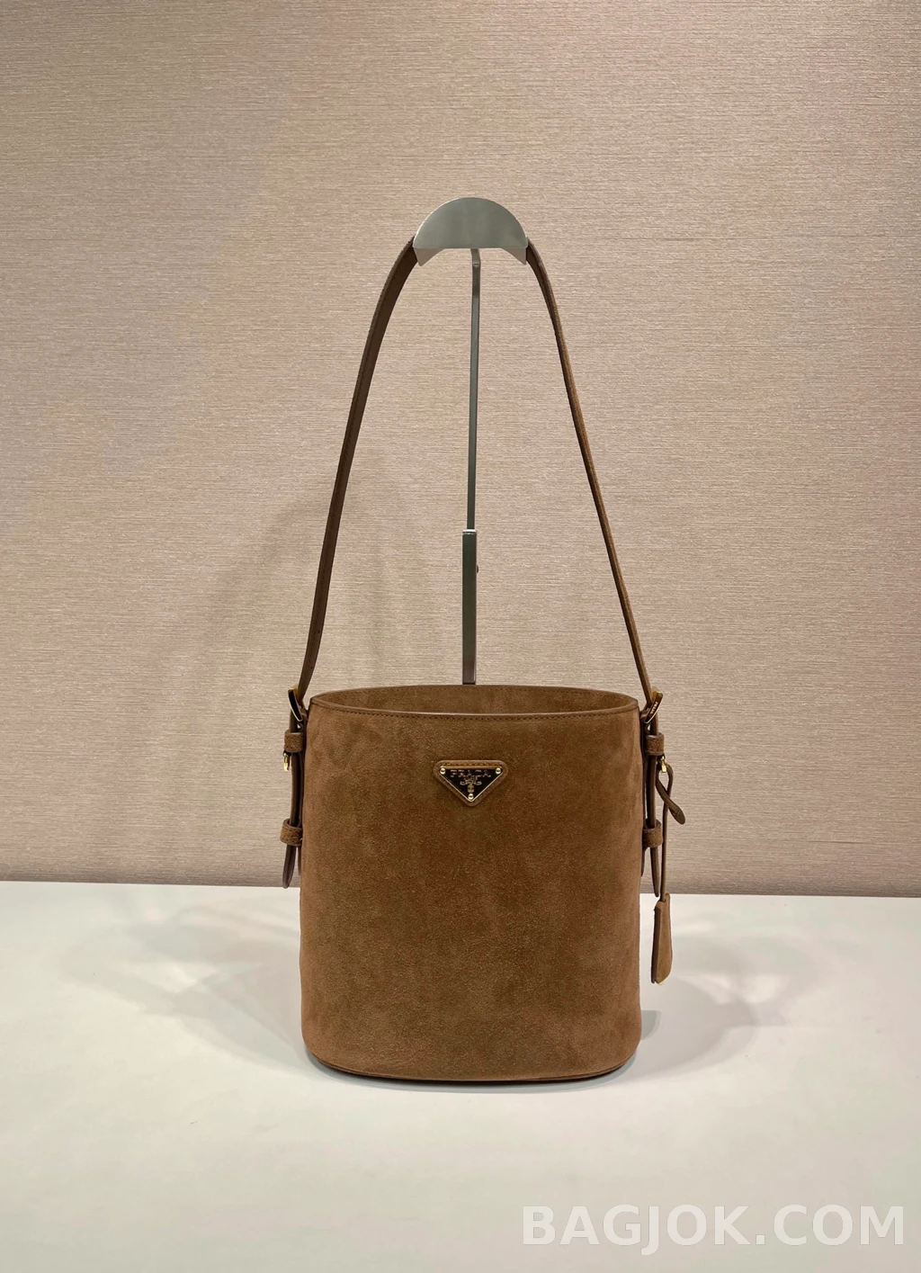 프라다 Prada 스웨이드 버킷백 상세 이미지