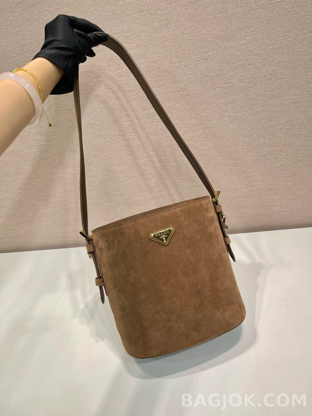 프라다 Prada 스웨이드 버킷백 상세 이미지