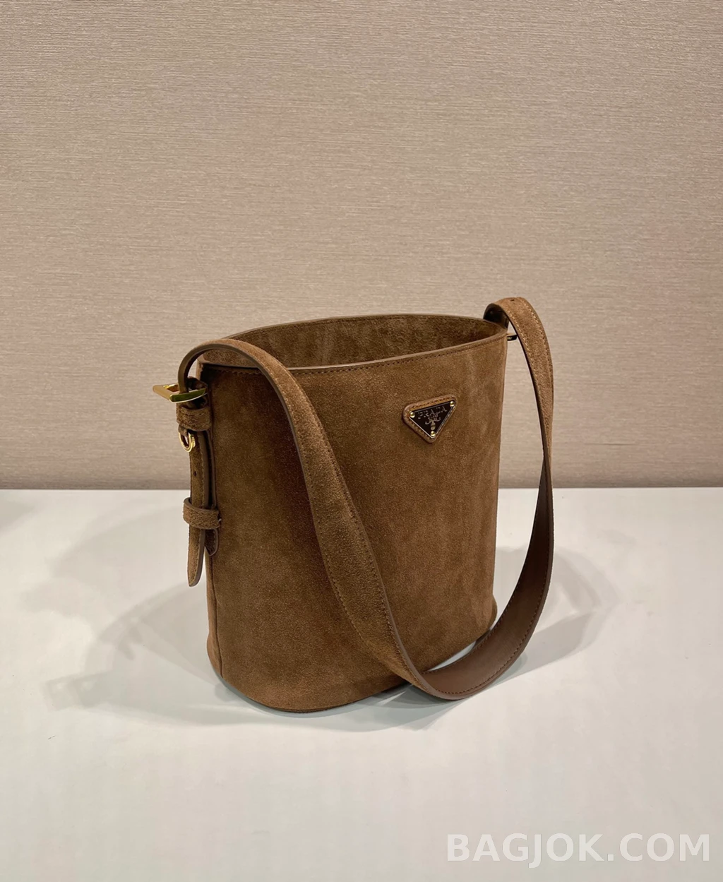 프라다 Prada 스웨이드 버킷백 상세 이미지