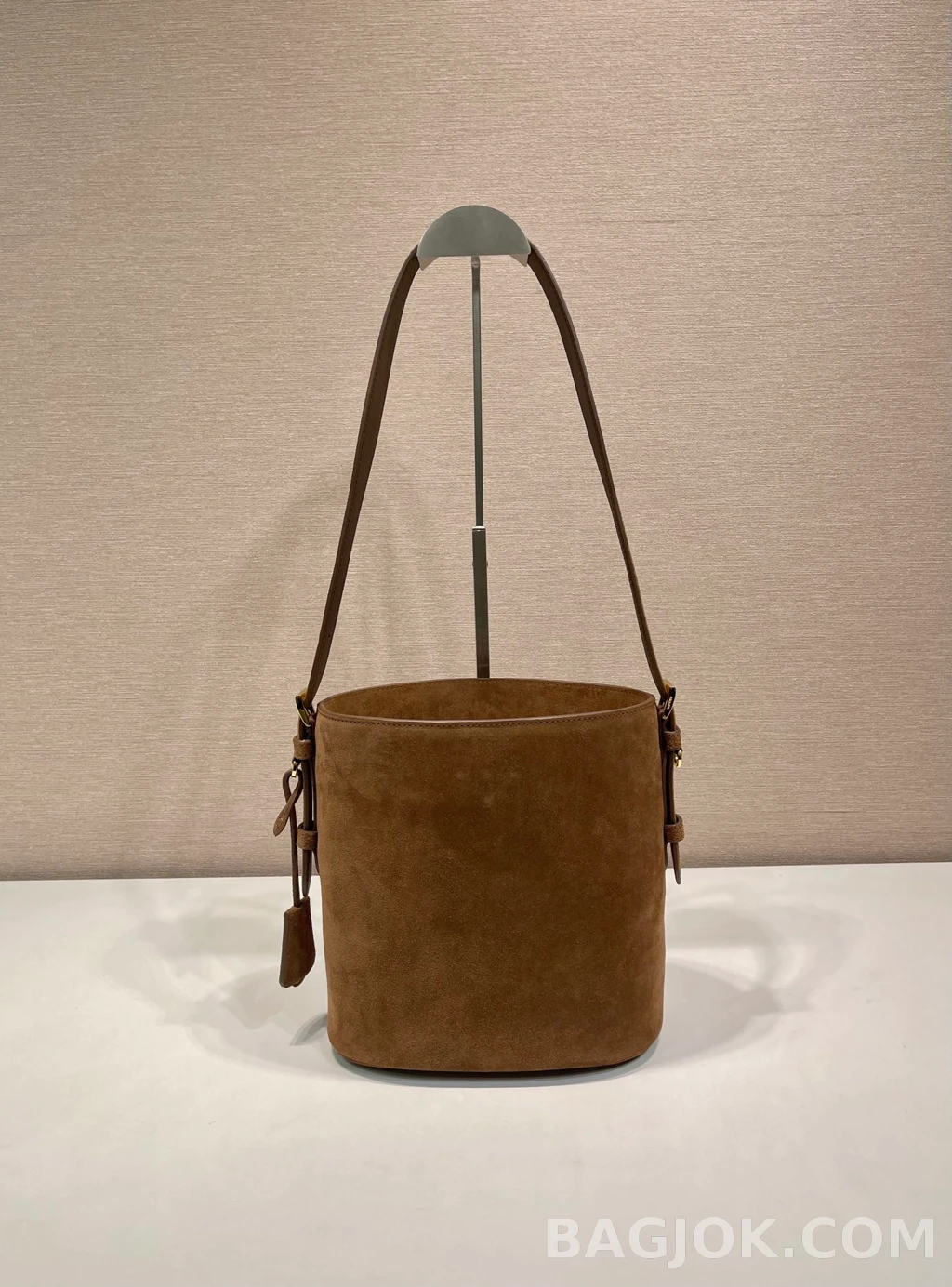 프라다 Prada 스웨이드 버킷백 상세 이미지
