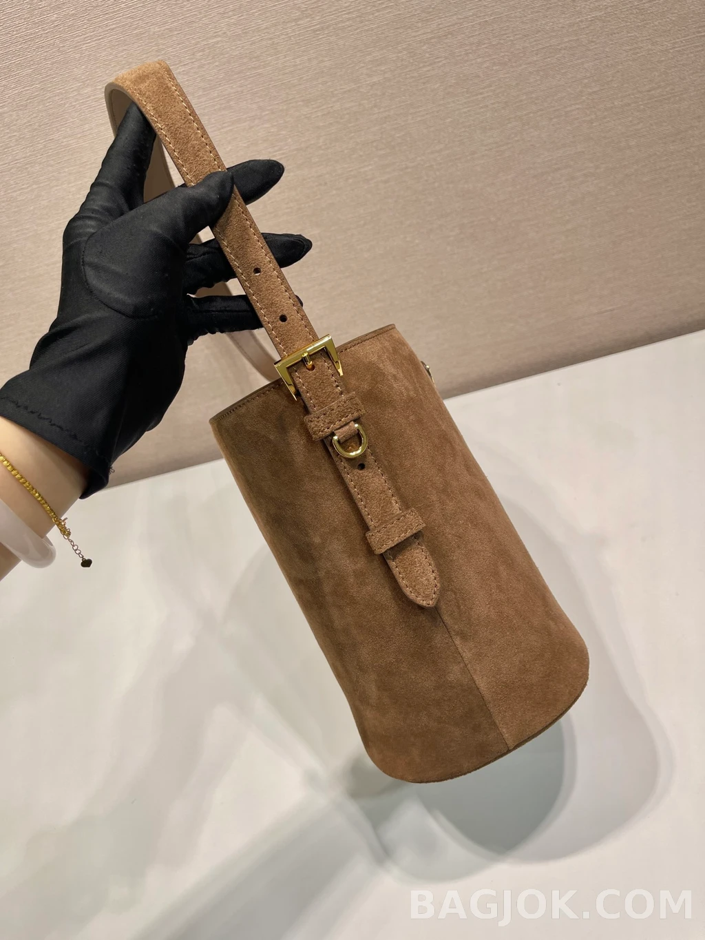 프라다 Prada 스웨이드 버킷백 상세 이미지