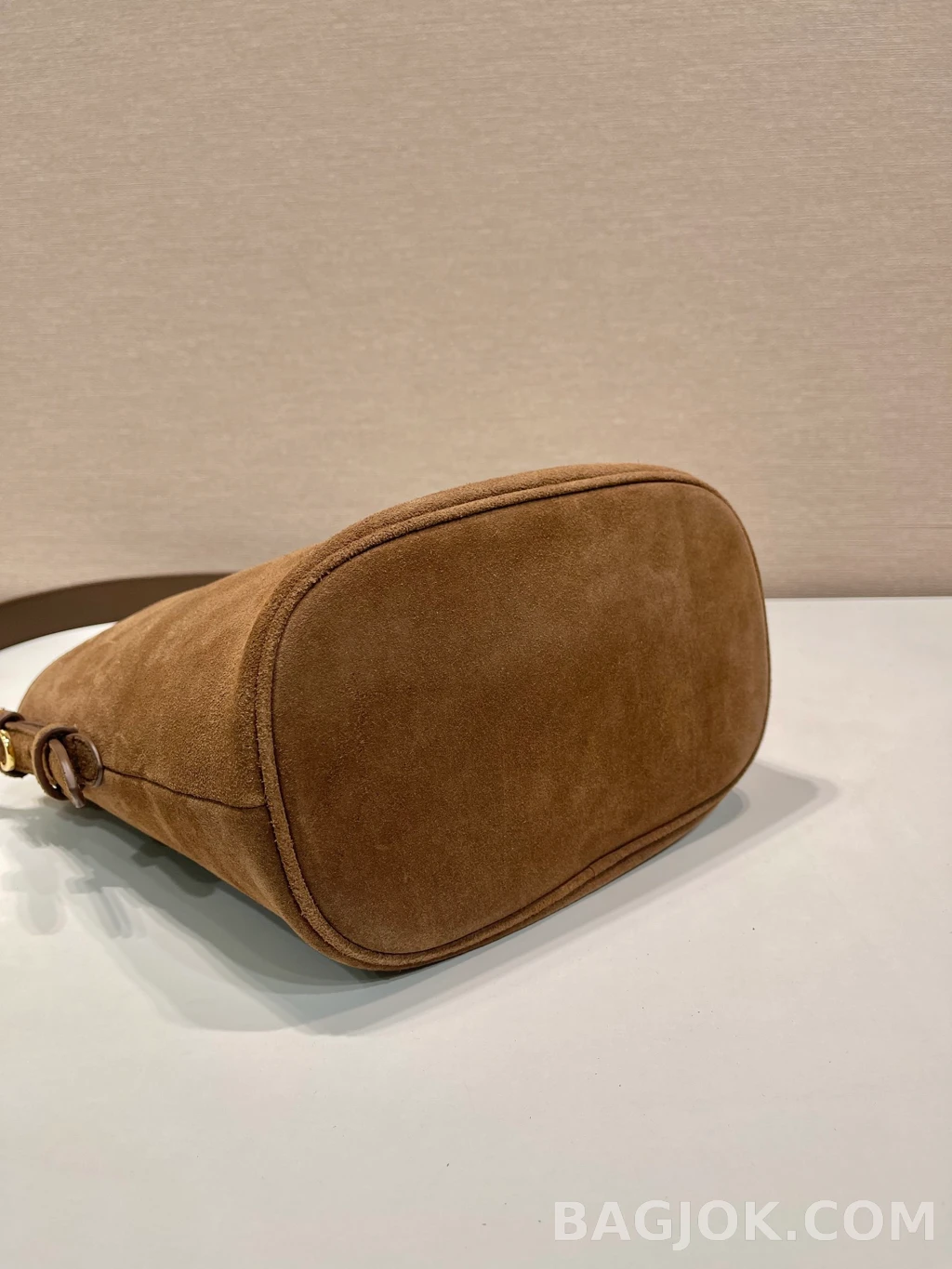 프라다 Prada 스웨이드 버킷백 상세 이미지