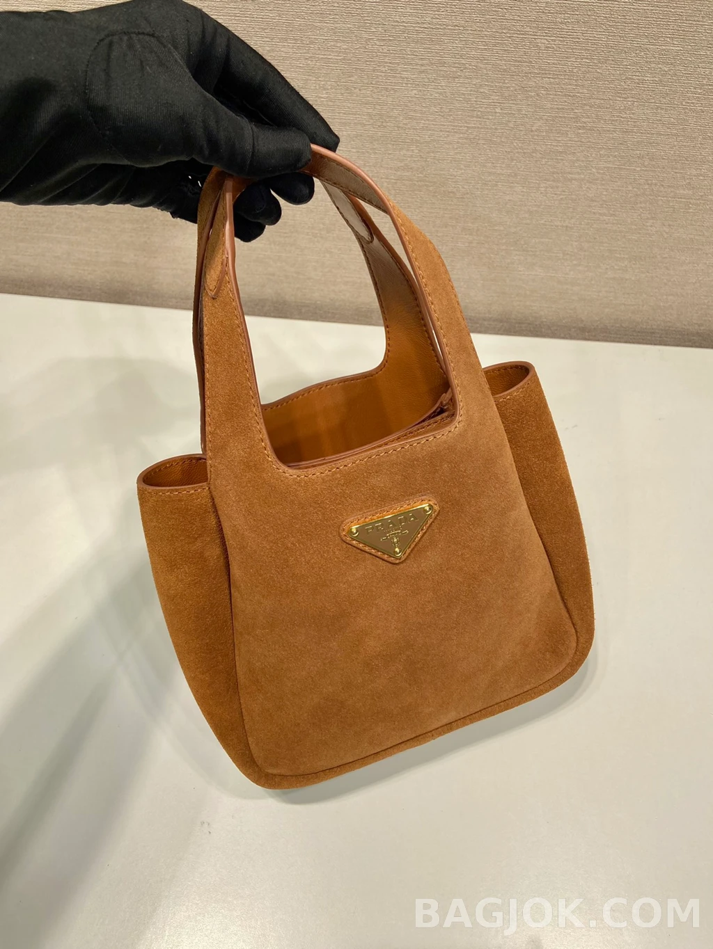 프라다 Prada 스웨이드 미니 버킷 토트백 상세 이미지