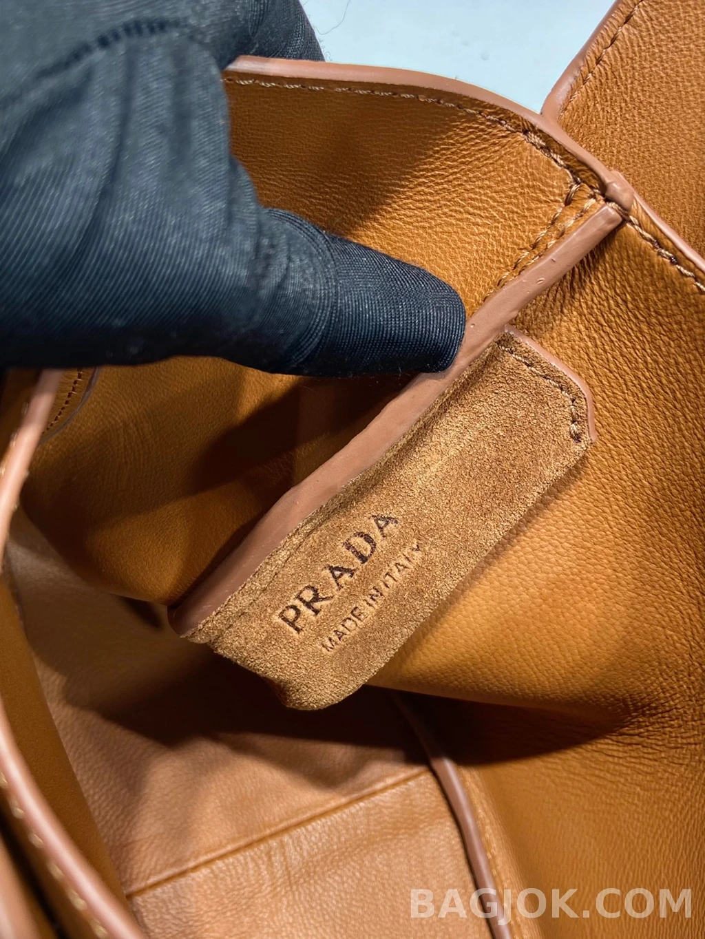 프라다 Prada 스웨이드 미니 버킷 토트백 상세 이미지