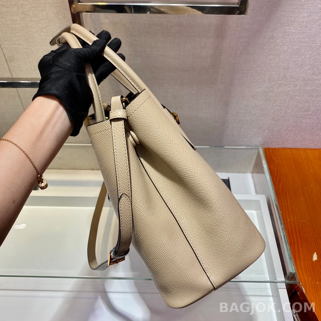 프라다 Prada 클래식 그레인 레더 쇼퍼 토트백 상세 이미지