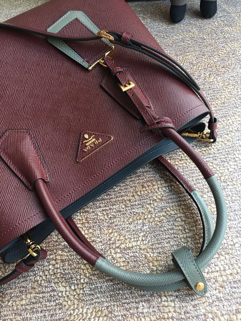 프라다 Prada 클래식 그레인 레더 쇼퍼 토트백 상세 이미지