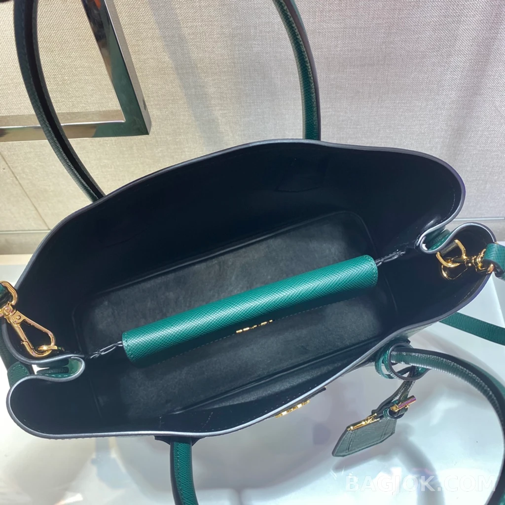 프라다 Prada 클래식 그레인 레더 쇼퍼 토트백 상세 이미지