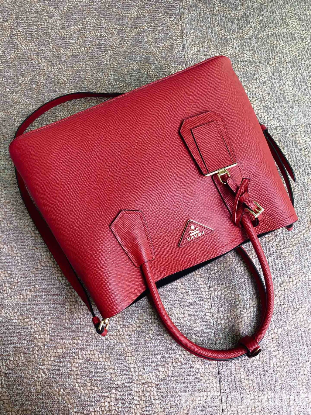 프라다 Prada 클래식 그레인 레더 쇼퍼 토트백 상세 이미지