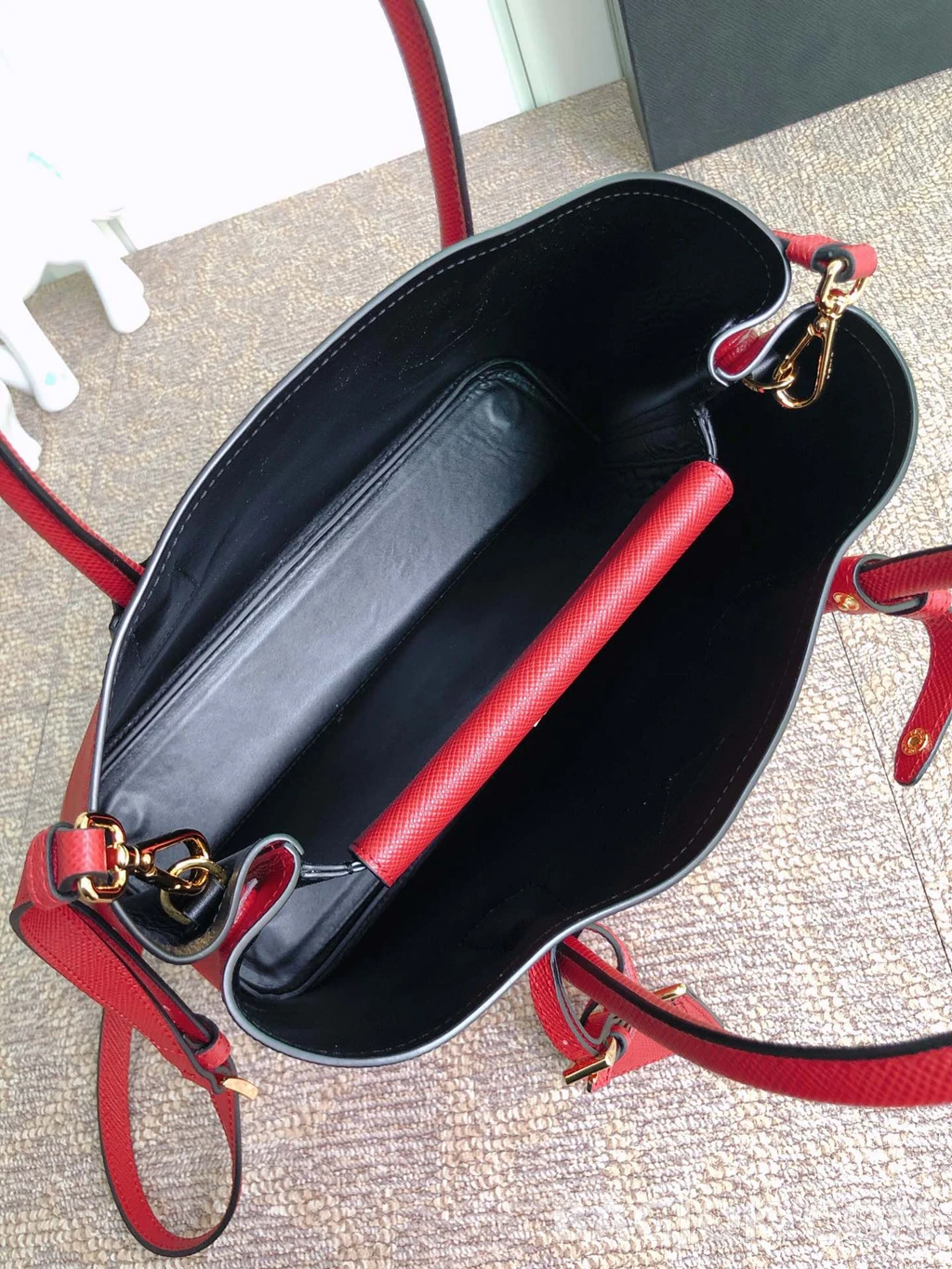 프라다 Prada 클래식 그레인 레더 쇼퍼 토트백 상세 이미지