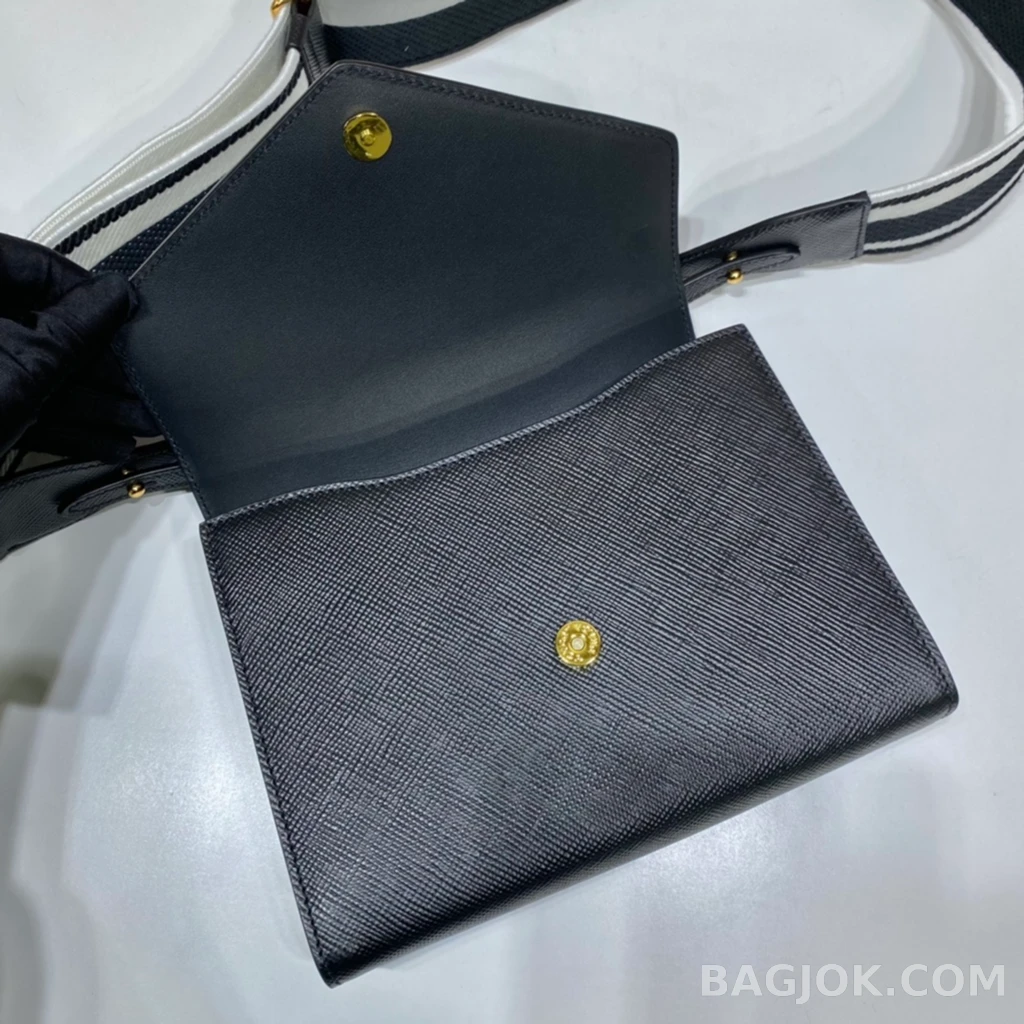 프라다 Prada 모노크롬 사피아노 크로스백 상세 이미지