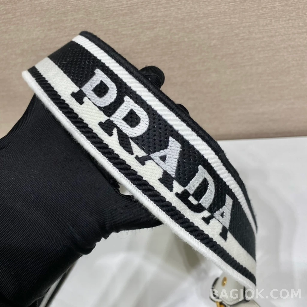프라다 Prada 모노크롬 사피아노 크로스백 상세 이미지