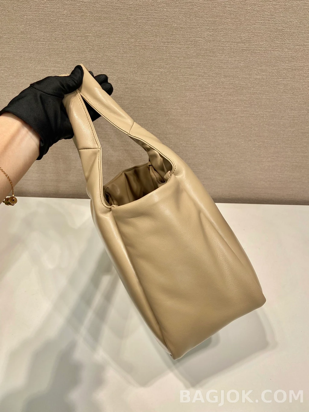 프라다 Prada 소프트 레더 라지 토트백 상세 이미지
