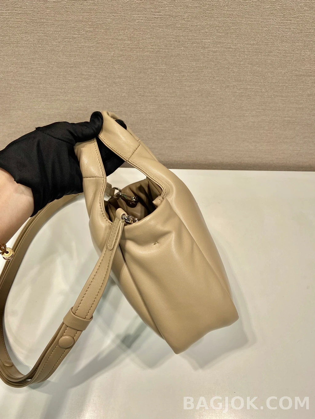 프라다 Prada 소프트 레더 미니 토트백 상세 이미지