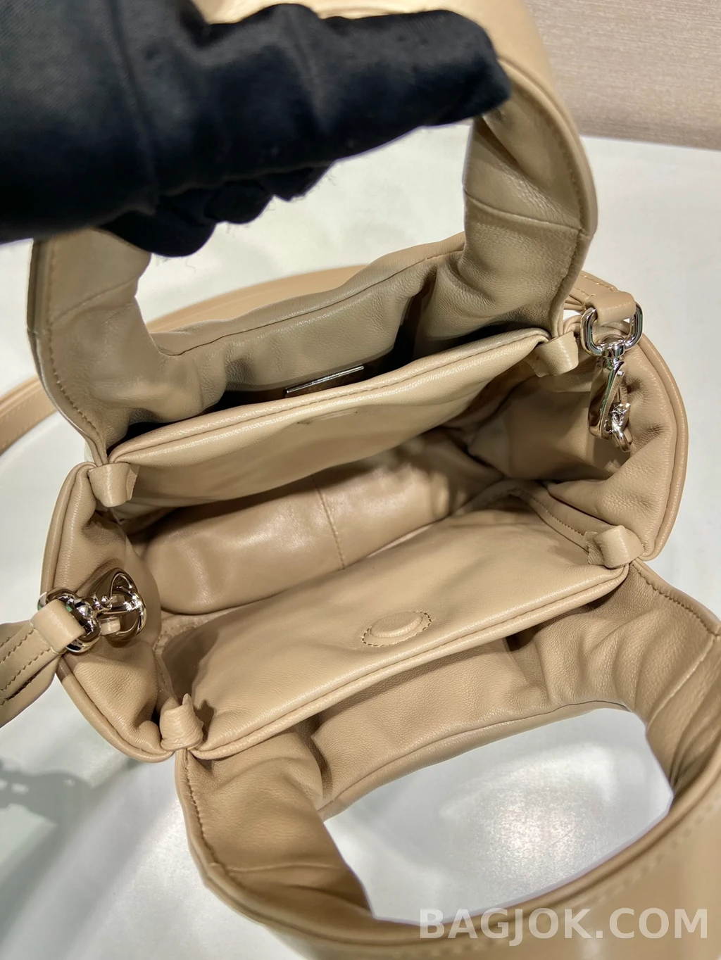 프라다 Prada 소프트 레더 미니 토트백 상세 이미지