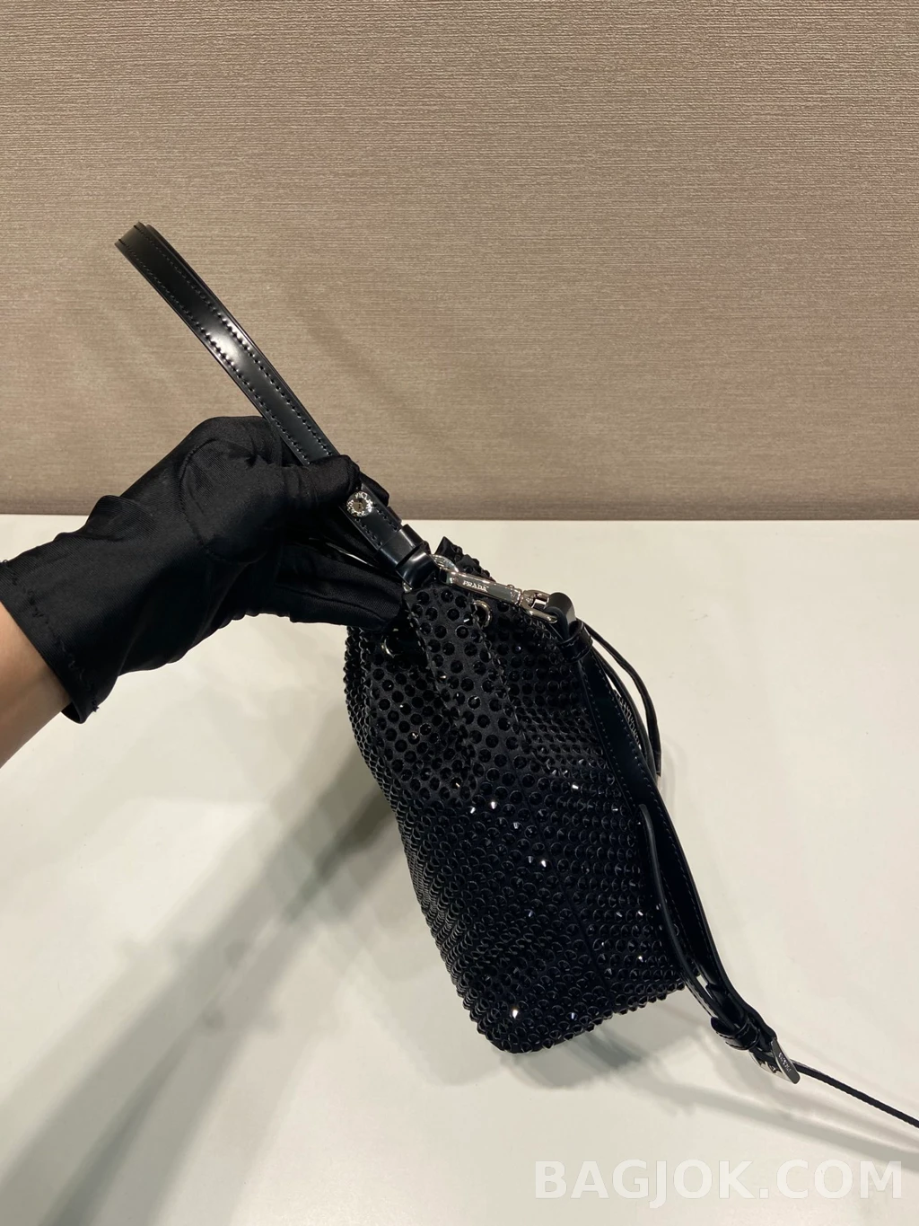 프라다 Prada 크리스탈 드로스트링 버킷백 상세 이미지