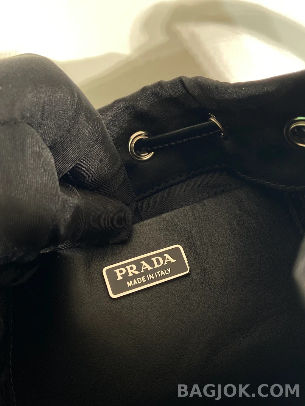 프라다 Prada 크리스탈 드로스트링 버킷백 상세 이미지