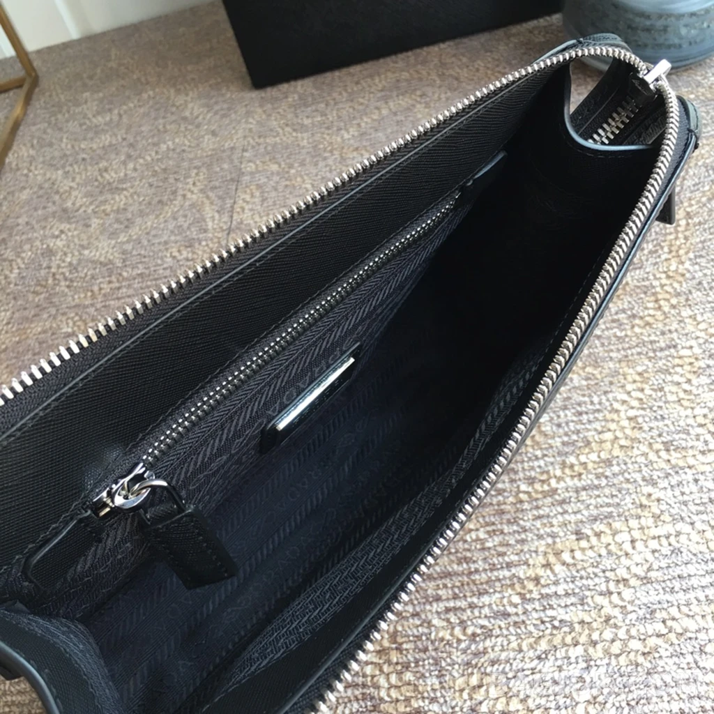 프라다 Prada 사피아노 스트랩 클러치백 상세 이미지