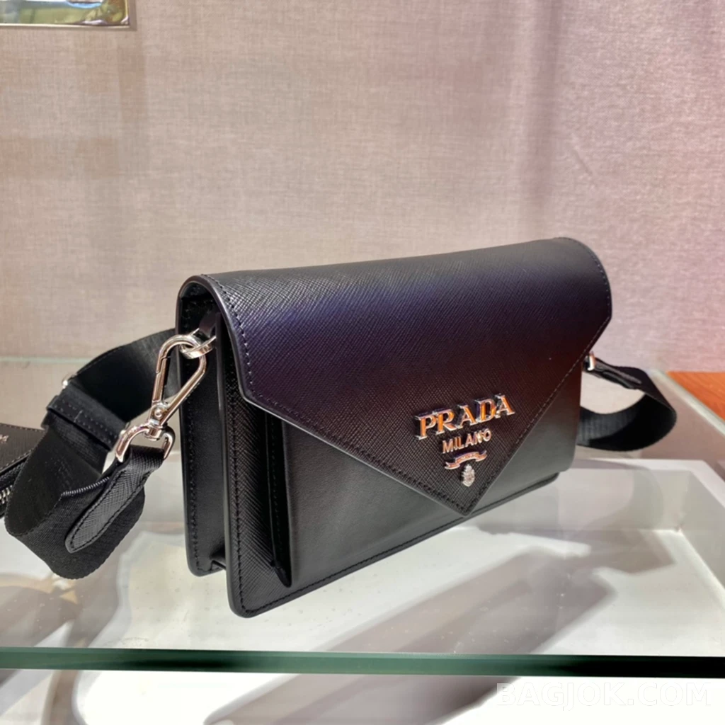 프라다 Prada 모노크롬 사피아노 엔벨롭 숄더백 상세 이미지
