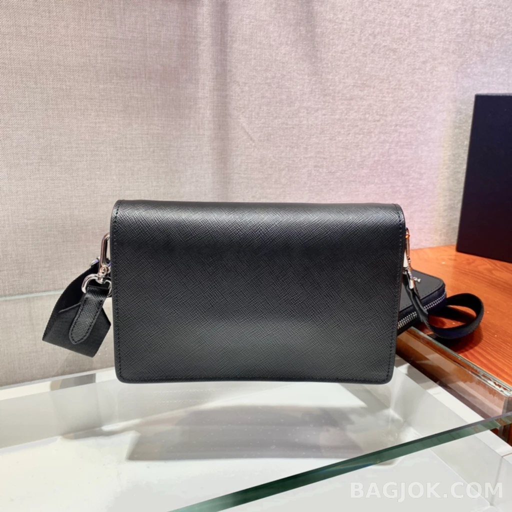 프라다 Prada 모노크롬 사피아노 엔벨롭 숄더백 상세 이미지
