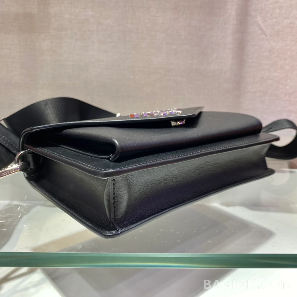 프라다 Prada 모노크롬 사피아노 엔벨롭 숄더백 상세 이미지